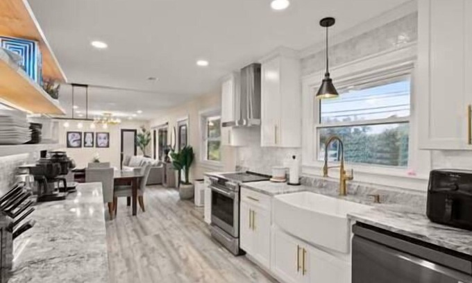 Oakton House | Quiet Luxury Home - Modern - King - 20 Min from DC