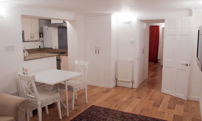Carshalton South and Clockhouse Apartment | Quiet modern apartment near to Sutton and trains for Central London