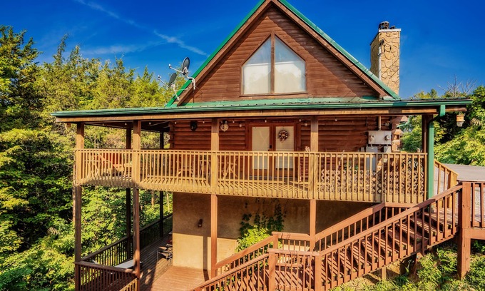 Sevierville Cabin | Quiet Modern Cabin by Pigeon Forge, Dollywood Park, Rod Run , & Gatlinburg,