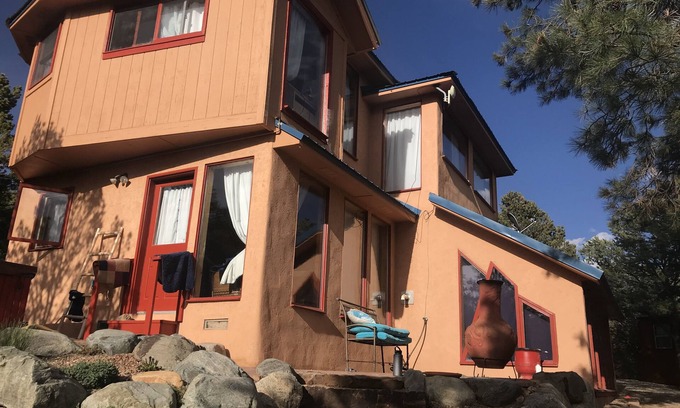 Valdez House | Quiet Mountain Retreat in the woods. 2.5 acres only 20 minutes to skiing!
