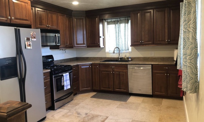 American Fork House | Quiet neighborhood close to restaurants and shopping