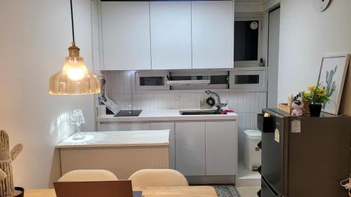 Seogang-dong Apartment | Quiet Nest 7 Minutes from Hongdae