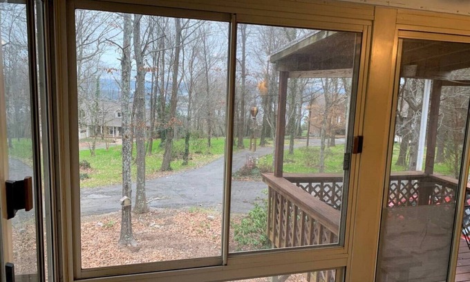 Guntersville House | QUIET PRIVATE BLUFF TOP HIDEAWAY, CLOSE TO EVERYTHING