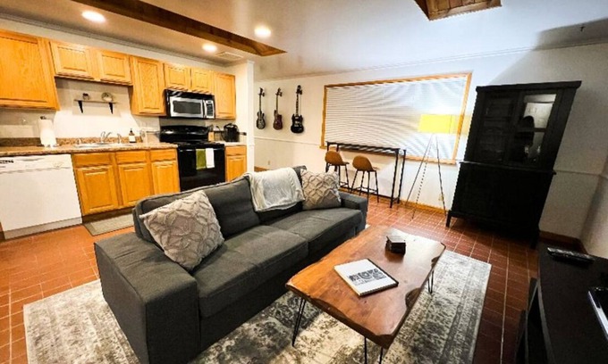 Olympic Hills House | Quiet Rambler Near Hospitals - Private MIL
