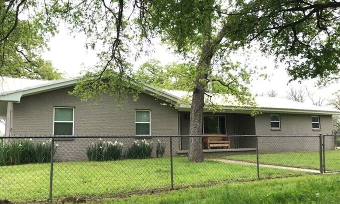 Energy House | Quiet Ranch Retreat with easy access to Circle T Arena, pet friendly