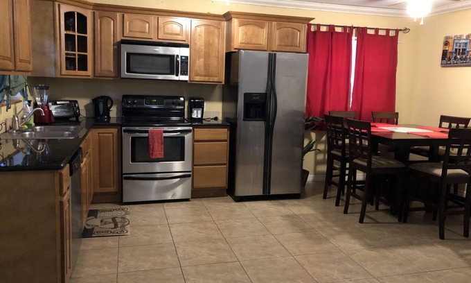 Highland Garden Villa | Quiet refuge 10minutes from the beach, WIFI, parking W/D
