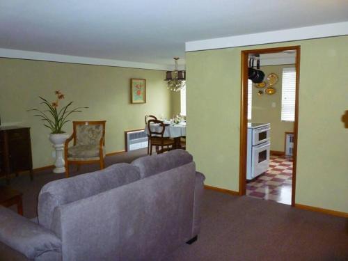 Wallingford Apartment | Quiet Residential Wallingford w/PARKING