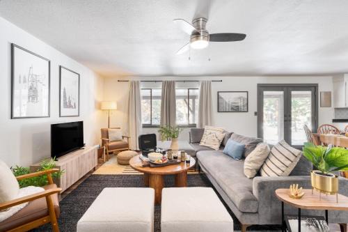 Deschutes River Woods House | Quiet River Bend Cabin by AvantStay 35 Mins to Mt Bachelor 10 Mins to Town Centre Hot Tub