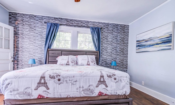 College Heights Apartment | ❤ Quiet space© / King bed and Sofa 🔥 HOT TUB ❄️