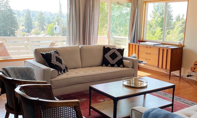 Highland Park House | Quiet & Spacious Mid-Century Modern Retreat in West Seattle. Pet friendly!