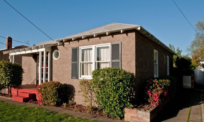 Redding House | Quiet Street.- 1950's Charming 2 Bdrm House Close to Downtown, Civic, Bethel