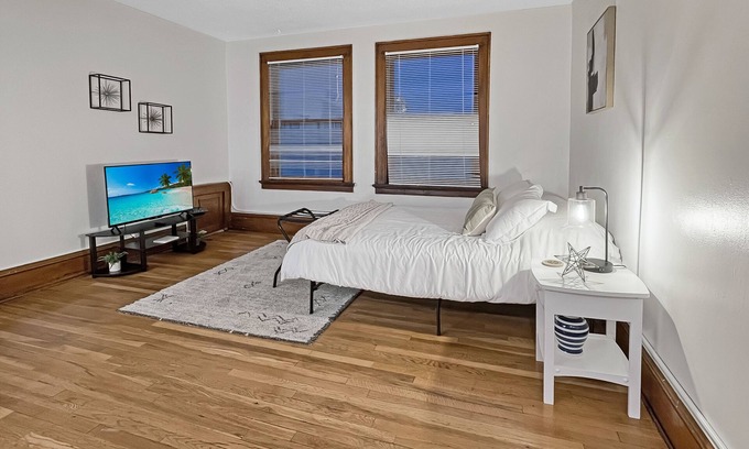 Downtown Des Moines Apartment | Quiet Studio on Grand - Heart of Downtown!