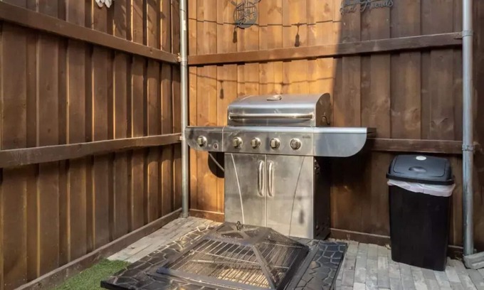 Farmers Branch House | Quiet Studio w/BBQ & Fire Pit Near Dallas Airports Pet friendly
