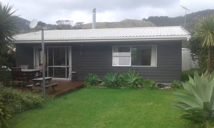 Te Akau House | Quiet Sunny Kiwi Bach