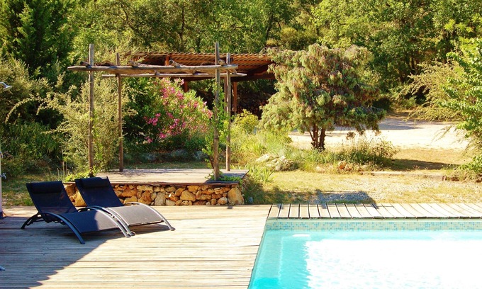 Entrecasteaux Villa | quiet villa, swimming pool and jacuzzi in the heart of green Provence.