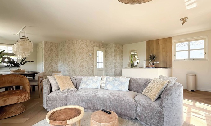 Egmond aan den Hoef House | Quietly located, modern, detached holiday home for 6 people with a large garden.