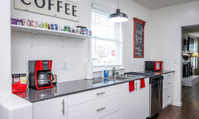 Baker City Apartment | Quinn`s Cottage! Adorable Downtown Home!