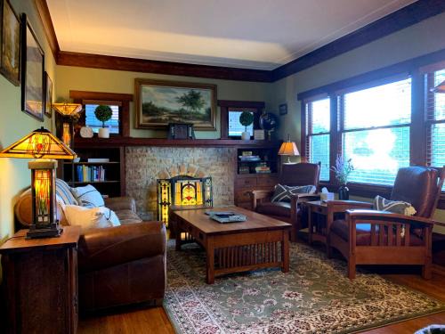 Alameda House | Quintessential 1910 Craftsman by Pickleball Court