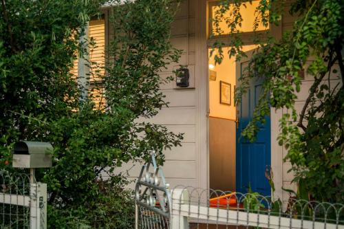 Richmond House | Quirky Richmond Cottage Cozy Charm and Walk to MCG