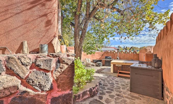 Santa Cruz Apartment | Quirky Santa Cruz Studio w/Shared Courtyard!