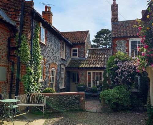 Holt House | Quite location Near the Quay, Newly Refurbished 2 Ensuite Kingsize Bedrooms
