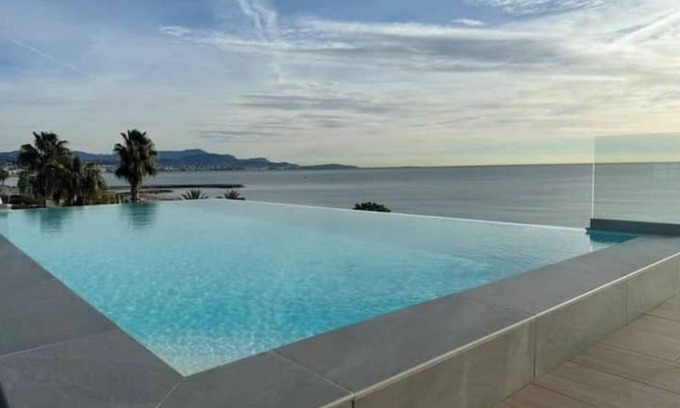 Villeneuve Loubet Beach Apartment | Résidence Pearl Beach - Piscine sur le Toit