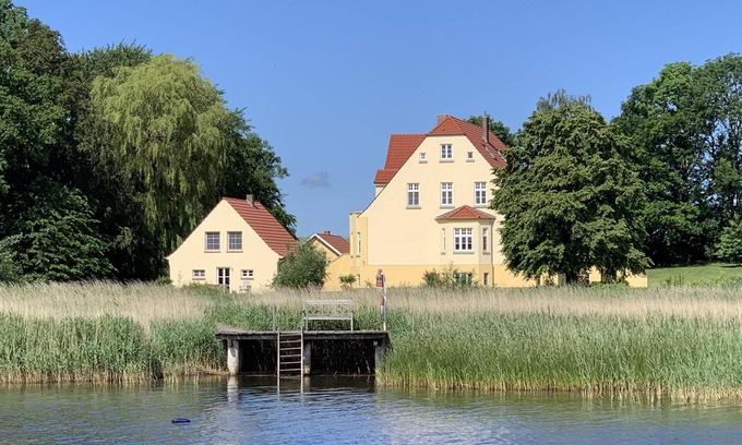 Grubnow Apartment | Rügen Ferienwohnung 8 am Wasser Gut Grubnow mit WLAN und Sauna
