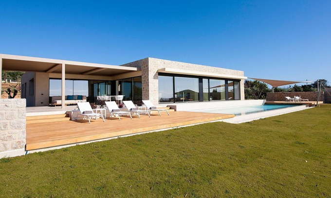 Petrochori Villa | R 1466 Roca with BBQ (gas), Wine cooler & Outdoor shower.