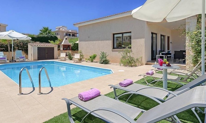 Latsi Villa | R 5008 Villa Ioannis with Comfortable Seating, Terrace & Dishwasher.