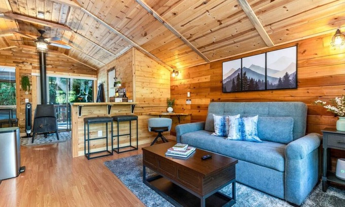 Paradise Estates Cabin | R&R Creekside Cabin -Hot Tub, AC, near Mt Rainier! Ashford, WA