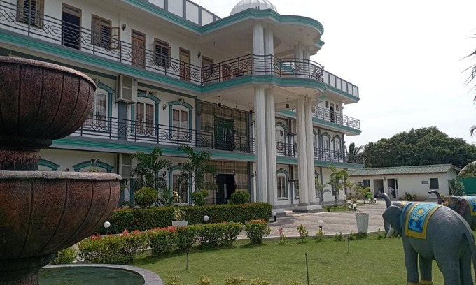 Kilinochchi Hotel | R S GREEN BARATHI RESORT