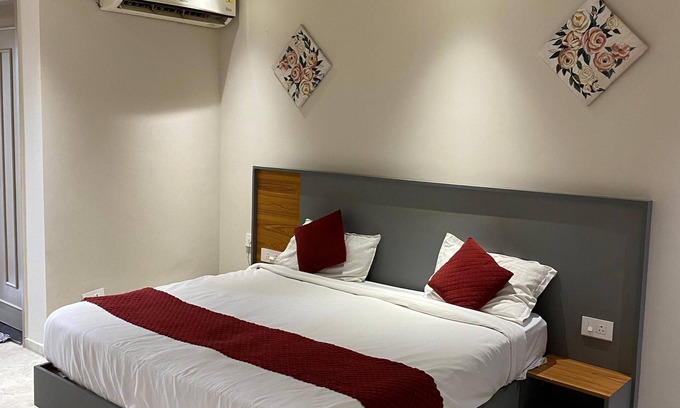 Sector 70 Hotel | Raahgir Suites