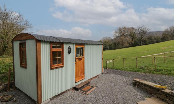 Abergavenny House | Rabbit Hill Hut