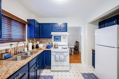 Toledo House | Rachel's Private Hideaway with king bed, kitchen, laundry, parking and big yard