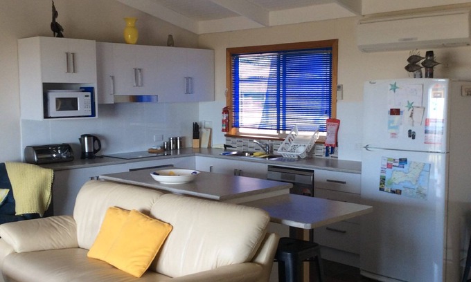 Para Wurlie House | Racker's Retreat ~ Esplanade position, Sea Views