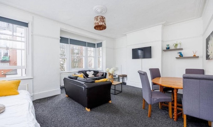 Southend-on-Sea Apartment | Radiant & Spacious 2BR Excellent Location w/WiFi & Netflix by Everhome Ltd