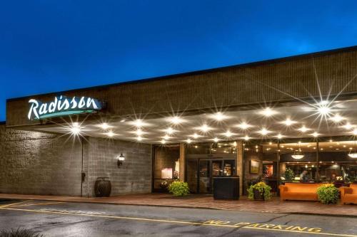 Gaffer District Hotel | Radisson Hotel Corning