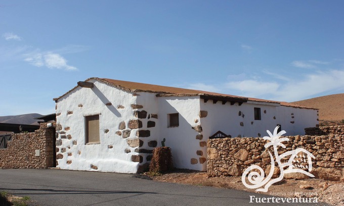 Llanos de la Concepcion Cottage | Rafael Grandfather House, with Jacuzzi, Pool, Wi-Fi, Petanque and Minigolf