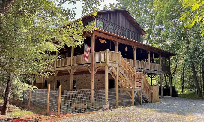 Copperhill Cabin | RAFT OCOEE & Relax in HOT TUB @THIS CABIN Awesome FISHING from this Property.