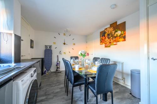Leeds House | -RAGS- For your relaxed, Cosy Stay, Free Parking
