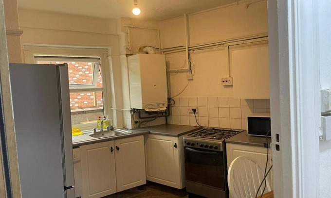 Hackney Wick Apartment | Rahal Hackney | Double Room Shared washroom