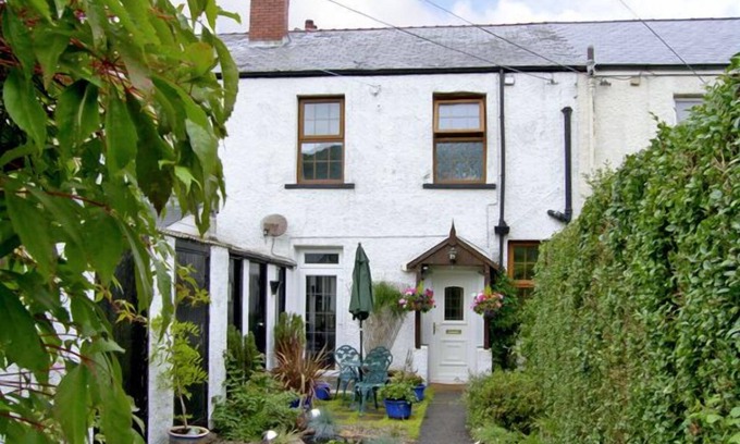Fairbourne Cottage | RAILWAY COTTAGE, family friendly, with a garden in Fairbourne