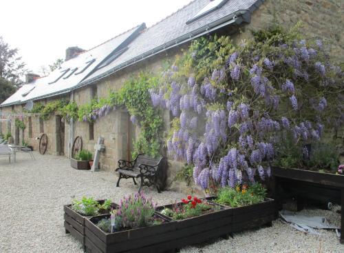 Saint-Nicolas-du-Pelem Apartment | Rainbow Cottages