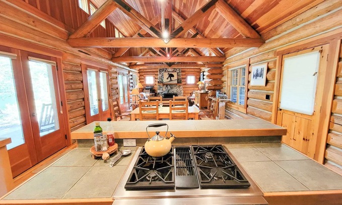 Mazama Cabin | Rainbow Lodge - exceptional lakeside log home