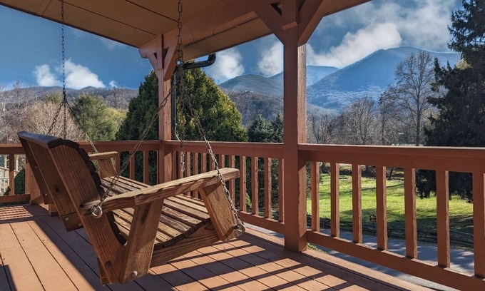 Valley Creek Run House | Rainbow Mountain Retreat - Explore the Charm of Maggie Valley , Pet Friendly