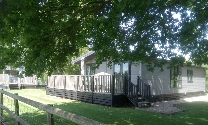 Romney Marsh House | Rainbow Petty Lodge - Modern Pine lodge - Stay in the gorgeous Kent countryside