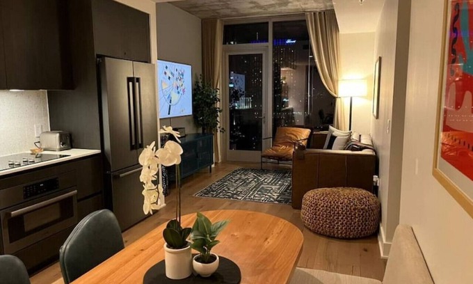 Rainey Street Historic District Condo | Rainey St -Luxury 1BR - Top Amenities -RT Pool -17