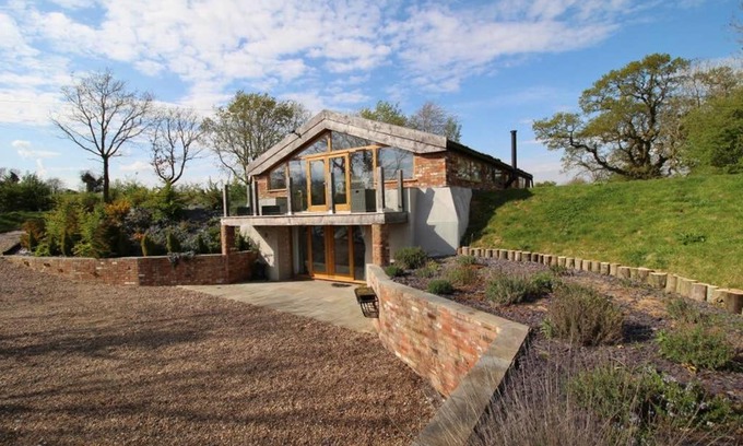Raithby House | Raithby Hill Reservoir