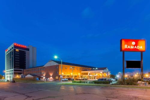 Downtown Hotel | Ramada by Wyndham Topeka Downtown Hotel & Convention Center