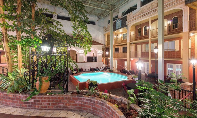 Downtown Hotel | Ramada Hotel & Convention Center by Wyndham Topeka Downtown